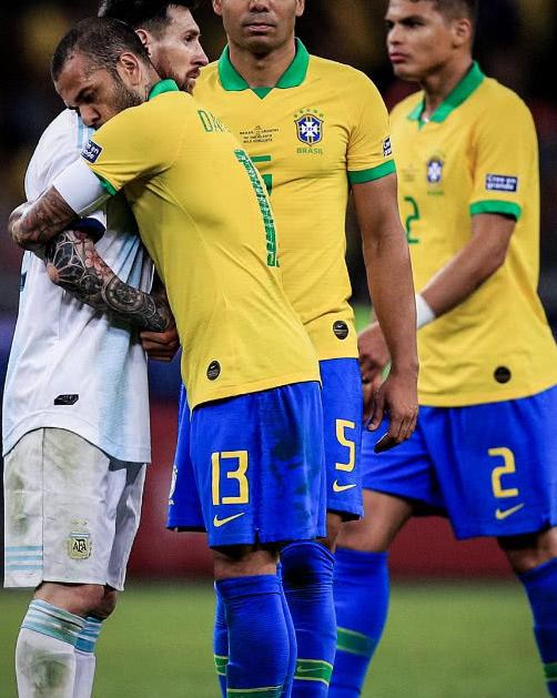 Dani Alves umarmt Lionel Messi